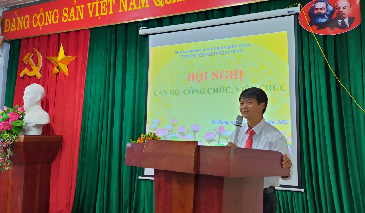 Đồng chí Thái Khắc Hùng – Bí thư chi bộ, Hiệu trưởng nhà trường báo cáo tại Hội Nghị