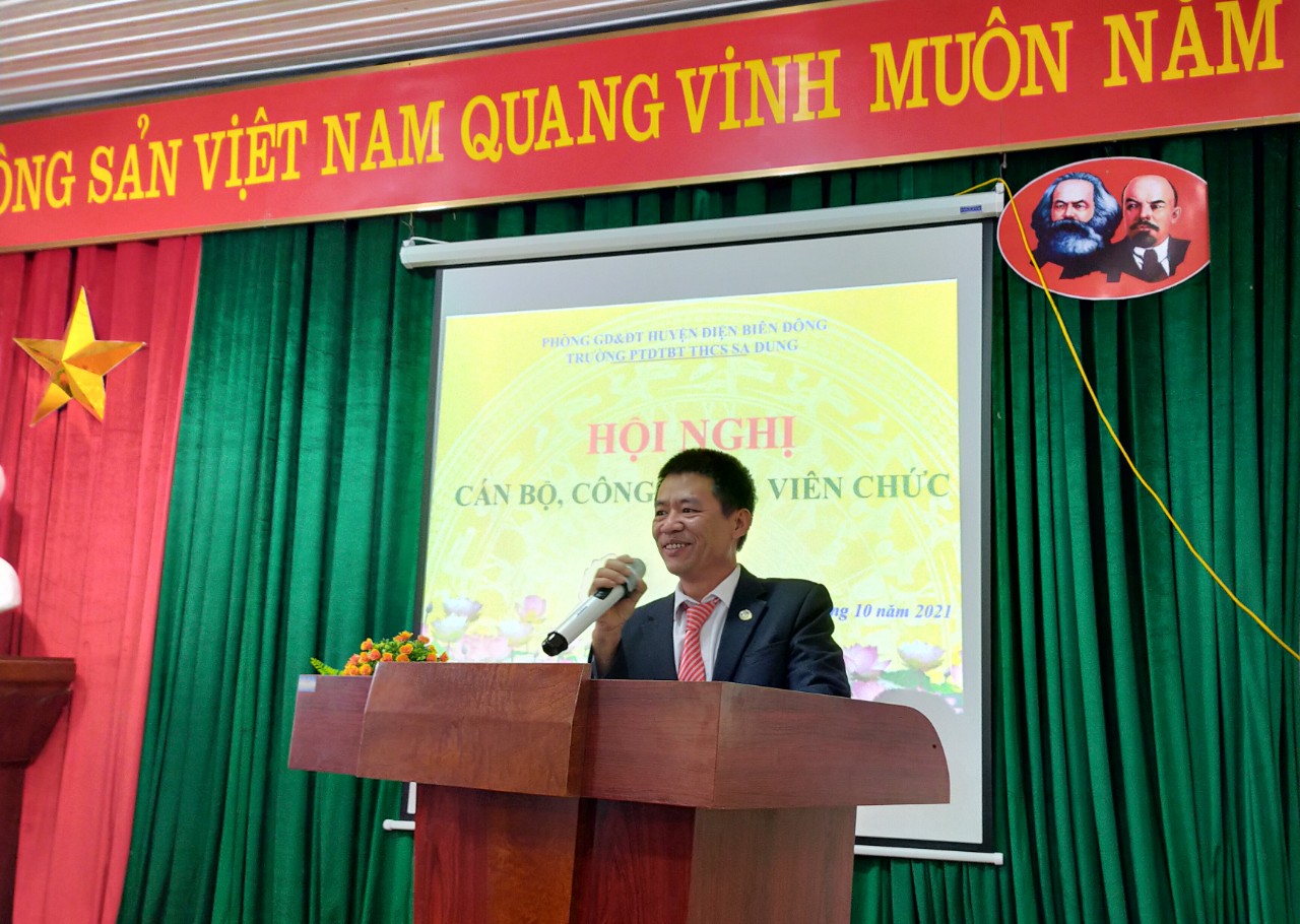Đồng chí Lưu Hoài Nam – Phó Hiệu trưởng nhà trường tóm tắt dự thảo quy chế chuyên môn năm học 2021 - 2022