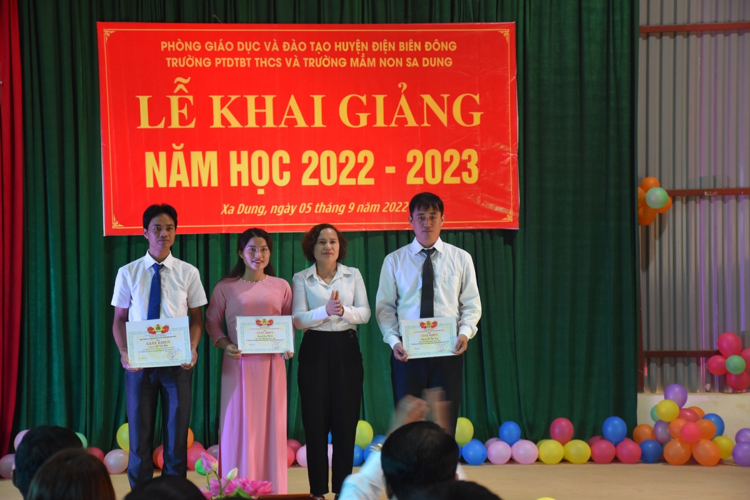 Đc Nguyễn Thị Hường trao giấy khen đói với giáo viên có thành tích trong LDLD