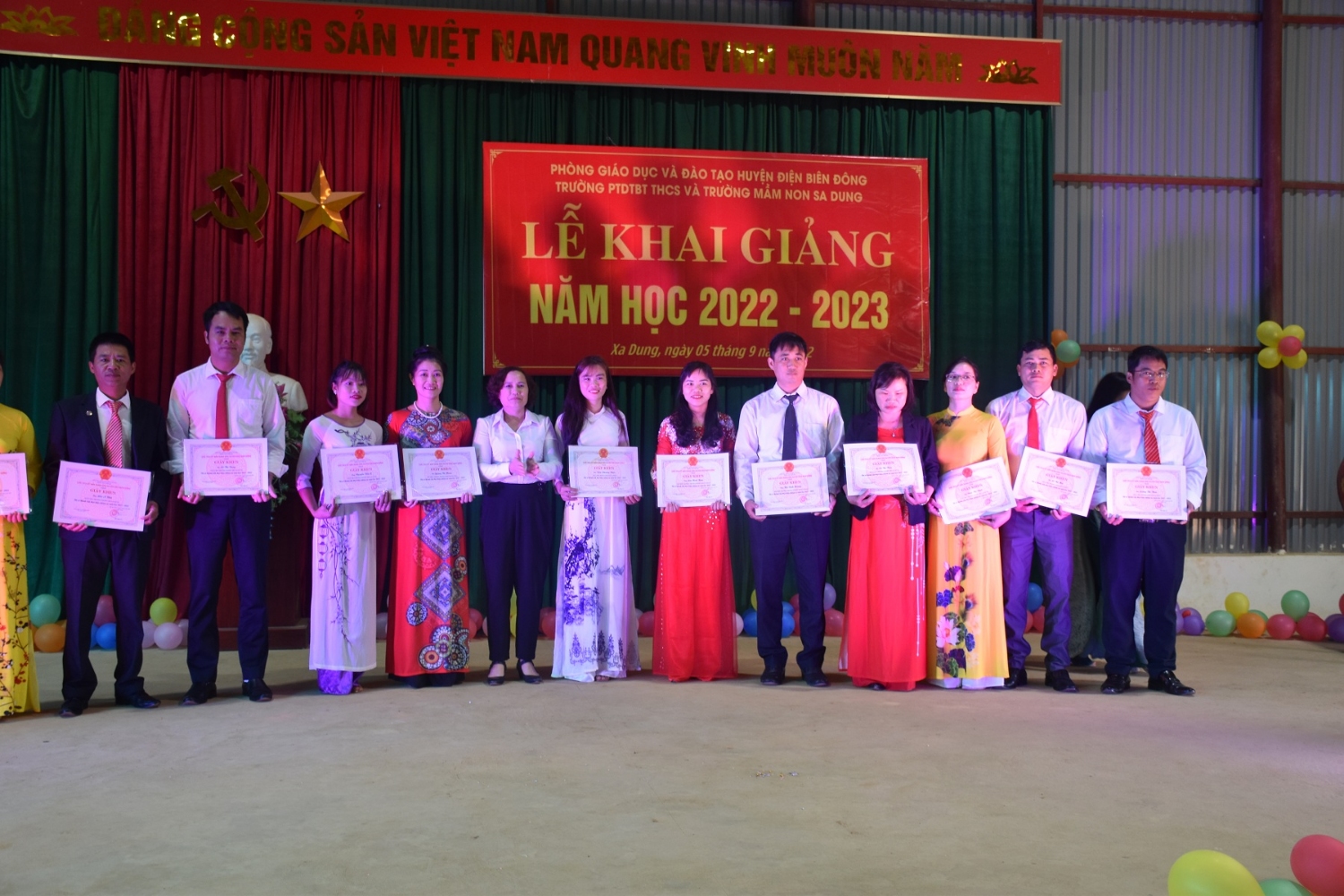 Đc Nguyễn Thị Hường trao giấy khen đói với giáo viên có thành tích