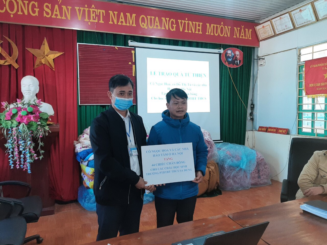 Thầy Hùng Hiệu trưởng PDTTBT THCS Sa Dung đại diện hơn năm trăm học sinh lên nhận quà