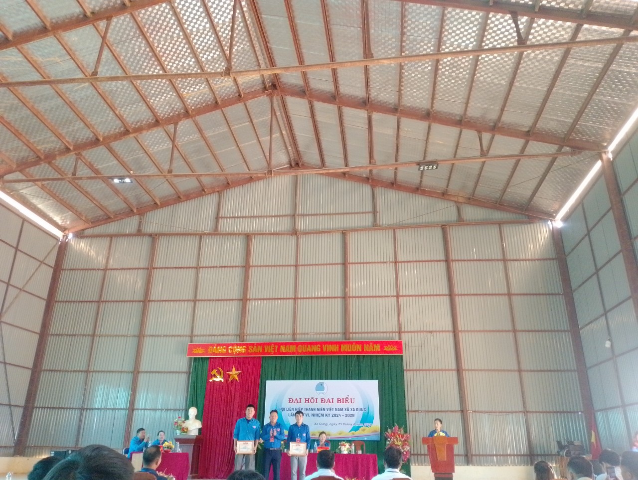 Đc Mùa A Nam trao giấy khen cho một số đc hoàn thành tốt nhiệm vụ