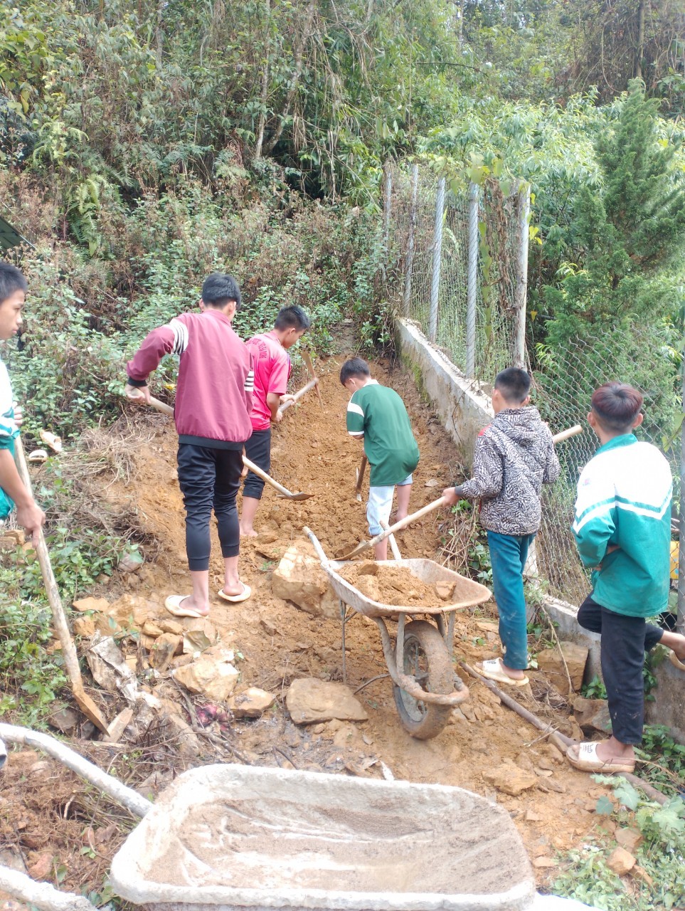 Học sinh giúp trường mầm non Sa Dung