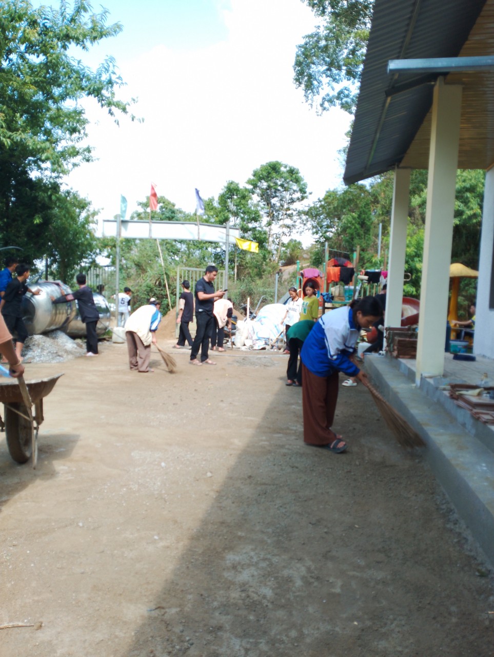 Học sinh giúp trường mầm non Sa Dung1