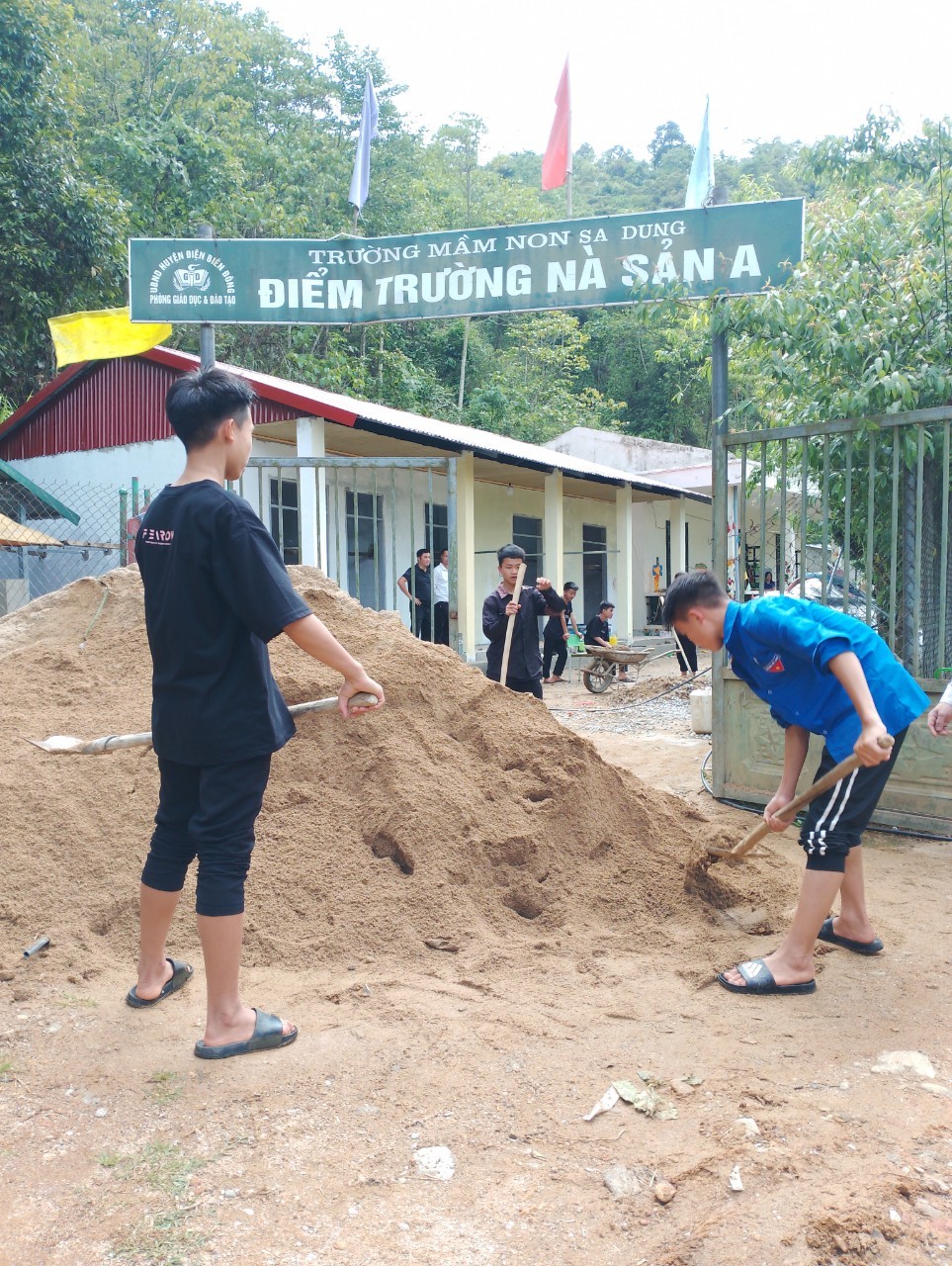 Học sinh giúp trường mầm non Sa Dung2