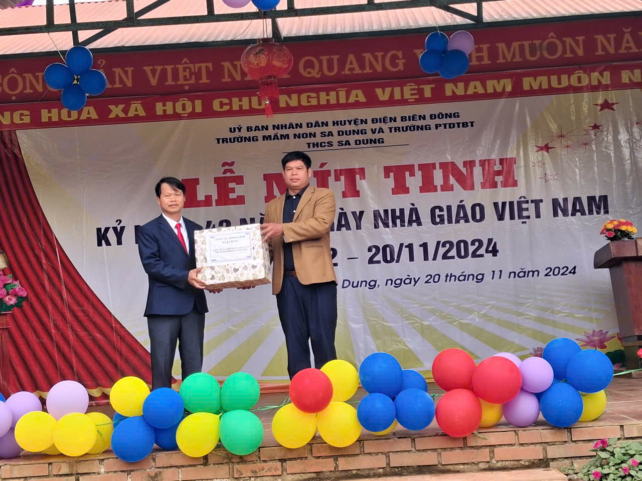 Lãnh đạo xã tặng quà
