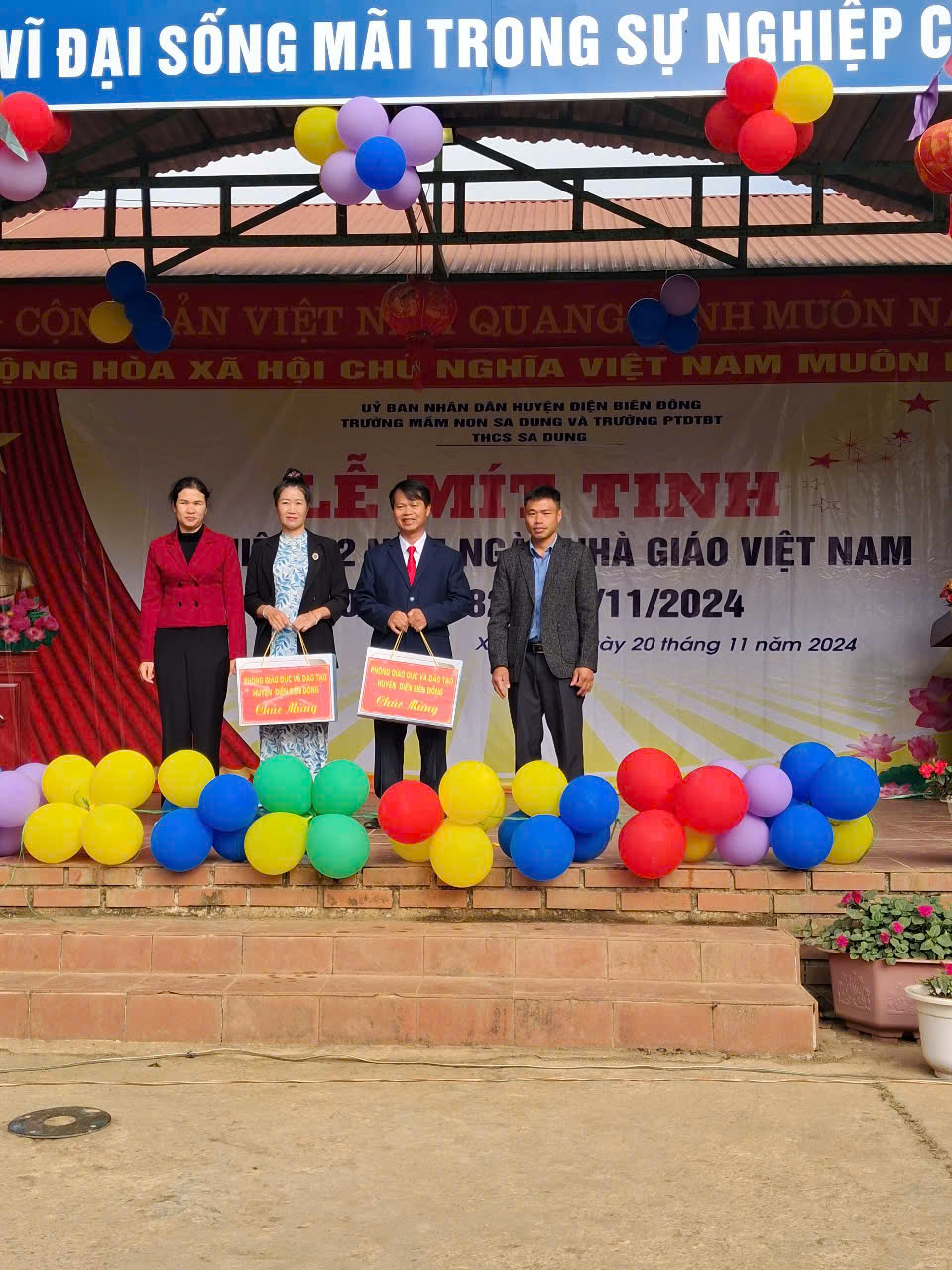 Phòng GD&ĐT tặng quà